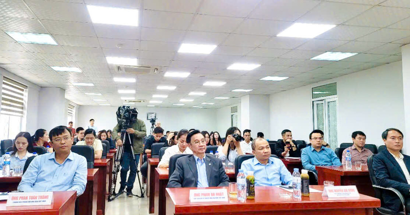 PGS. TS Phạm Bá Nhất (thứ hai từ trái qua), Chủ tịch Hội Kế hoạch hóa Gia đình Việt Nam cùng các đại biểu tham dự buổi họp báo.