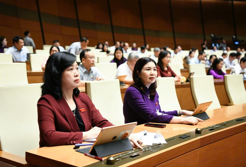 Đại biểu Quốc hội bấm nút thông qua Luật sửa đổi, bổ sung một số điều Luật Dược. (Ảnh: VietnamNet)