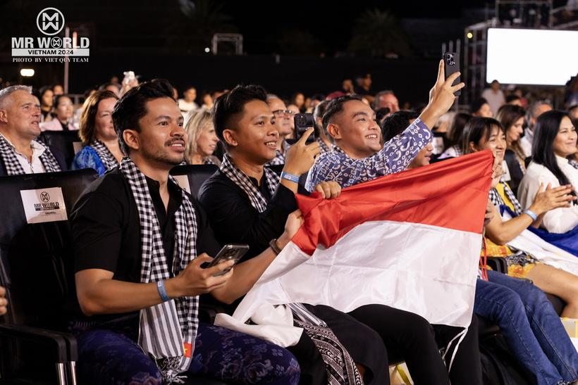 Gần 100 khán giả quốc tế mang khăn rằn xem show.