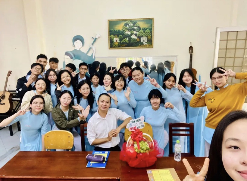 Thầy Đoàn Ngọc Sơn, giáo viên dạy bộ môn Âm nhạc, cũng là Phó Bí thư đoàn trường cùng các bạn học sinh Trường THPT chuyên Lê Quý Đôn. Ảnh: Mực tím