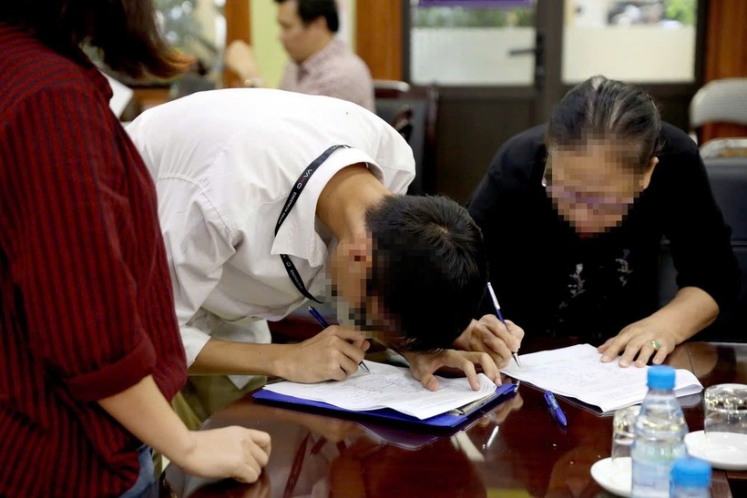 Học sinh, phụ huynh ký cam kết không vi phạm Luật Giao thông đường bộ. Ảnh: Pháp luật TP.HCM