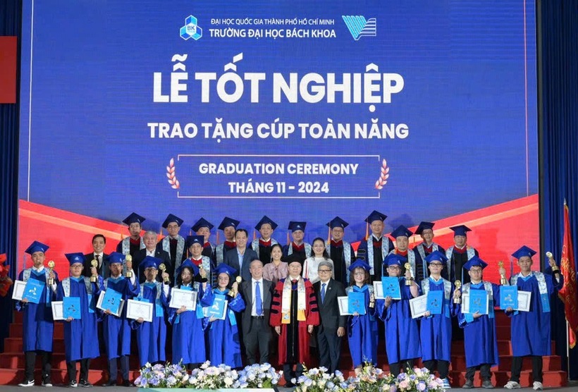 Các sinh viên tốt nghiệp xuất sắc được nhà trường trao tặng cúp toàn năng. Ảnh: Tuổi trẻ Online