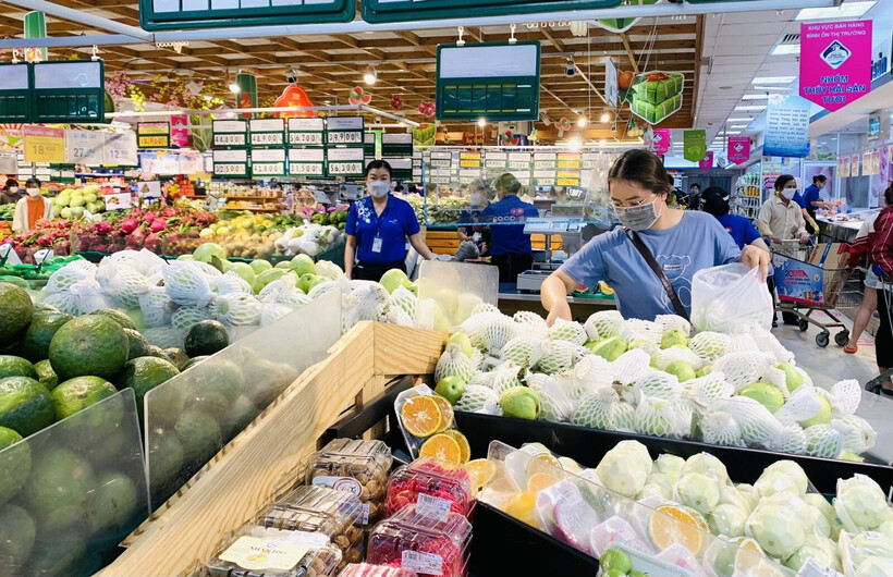 Lượng hàng hóa bày bán tại các siêu thị dồi dào để phục vụ người dân mua sắm. - Ảnh: Hoàng Tuyết/Báo Tin tức.