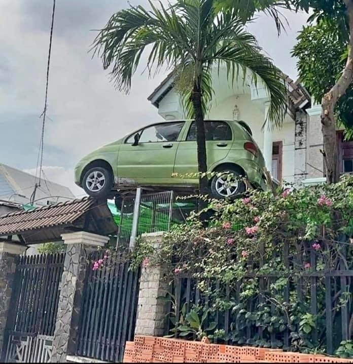 Vệc một chiếc ô tô treo lơ lửng trên cao ngay cạnh con đường lớn vẫn khiến nhiều người lo ngại về khả năng xảy ra những sự cố đáng tiếc. Ảnh: Công Lý