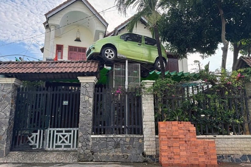 Ô tô Maztiz "treo lơ lủng" trên cổng nhà ở Đồng Nai. Ảnh: Sức khỏe & Đời sống