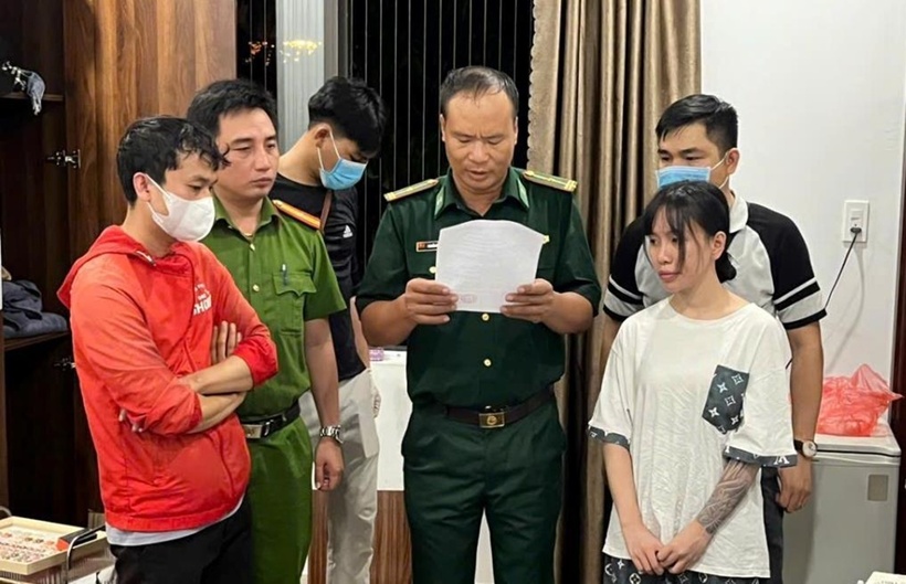 Cán bộ Đồn Biên phòng Sơn Trà đọc lệnh khám xét khẩn cấp chỗ ở của Phạm Thị Trà My. (Ảnh: Báo Biên phòng)