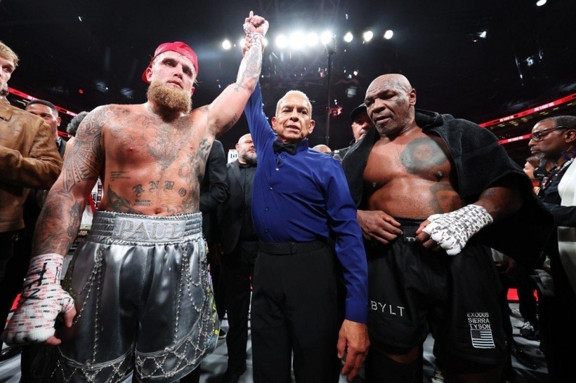 Mike Tyson và Jake Paul sau trận đấu.