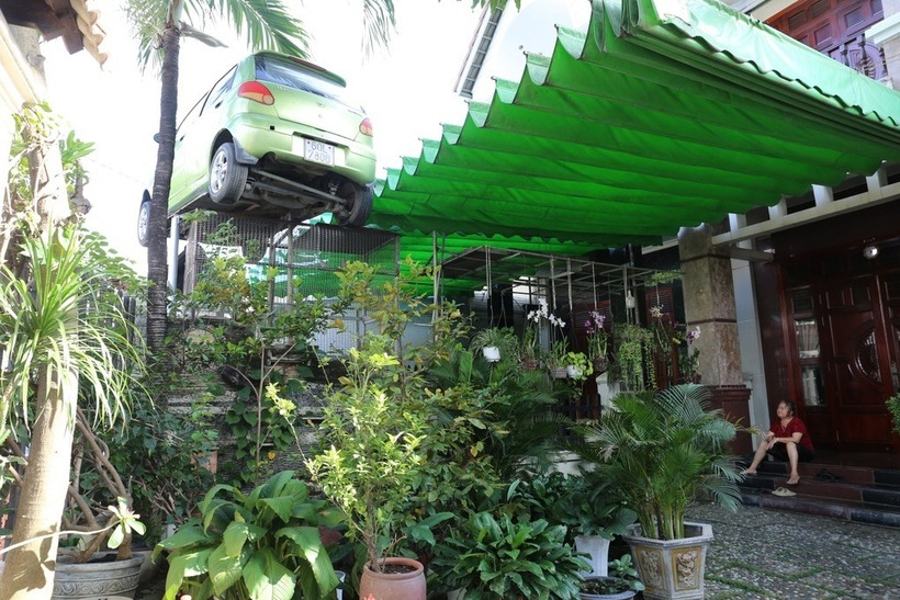 Ô tô được đặt trong khuôn viên của gia đình. Ảnh: Dân trí