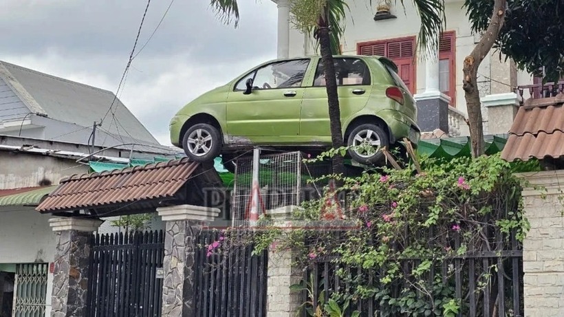Hình ảnh "độc lạ" chiếc ô tô 4 chỗ trên mái cổng nhà. Ảnh: PLO