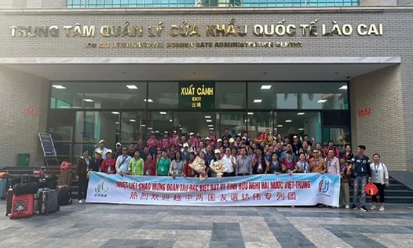 Đoàn du lịch tại Cửa khẩu Quốc tế Lào Cai.