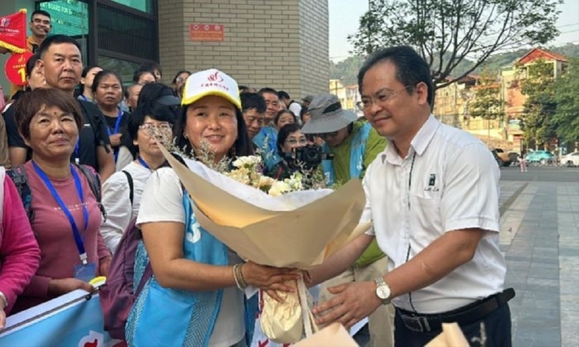 Ông Lại Vũ Hiệp, Phó Giám đốc Sở Du lịch tỉnh Lào Cai tặng hoa đón đoàn.