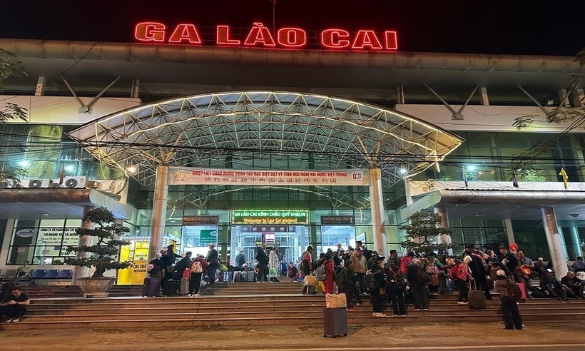 Đoàn khách có mặt tại ga Lào Cai.