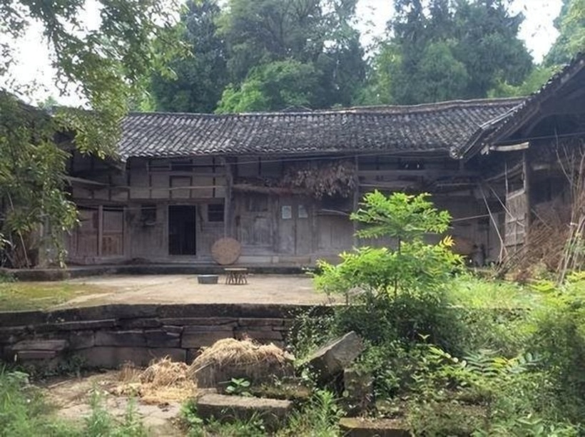 Vì ngôi nhà được tổ tiên để lại đã xuống cấp trầm trọng nên ông Lý quyết định sửa sang lại. Ảnh: Sohu