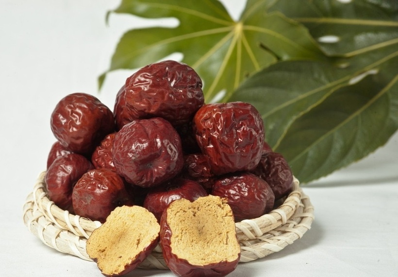 Táo đỏ, một loại quả quen thuộc với vị ngọt thanh và nhiều công dụng sức khỏe.