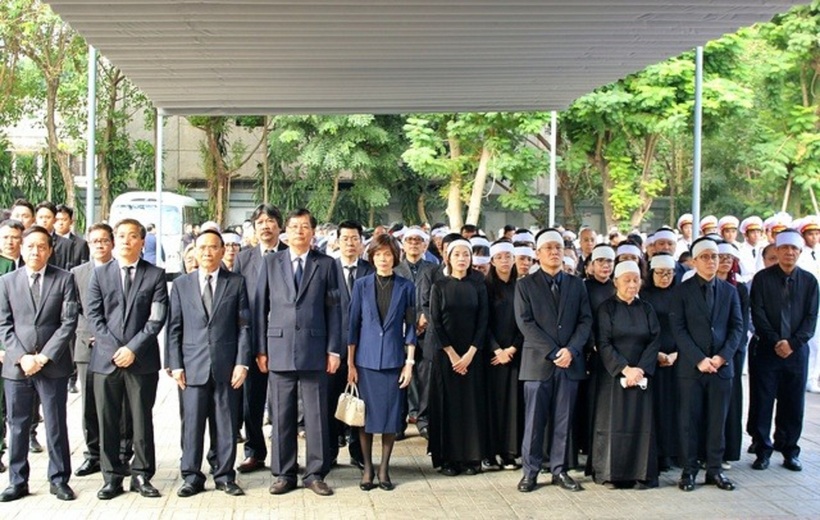 Những đồng chí, đồng nghiệp, gia đình nội ngoại, bạn hữu gần xa có mặt tại nhà tang lễ dự lễ viếng, lễ truy điệu đồng chí Phạm Quốc Anh.