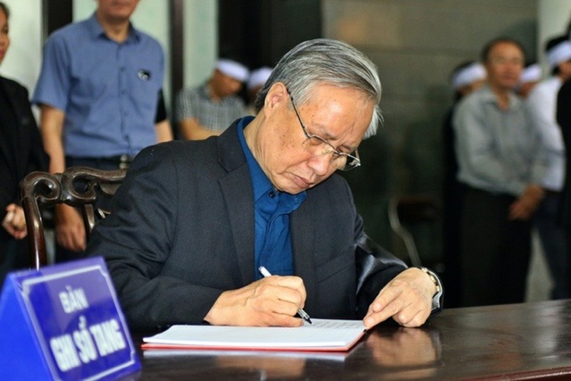 Đồng chí Trần Quốc Vượng – nguyên Thường trực Ban Bí thư xúc động ghi tại sổ tang.