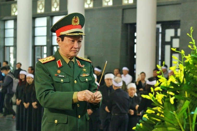 Thượng tướng Nguyễn Huy Hiệu – nguyên Thứ trưởng Bộ Quốc Phòng thắp hương trước lĩnh cữu đồng chí Phạm Quốc Anh.