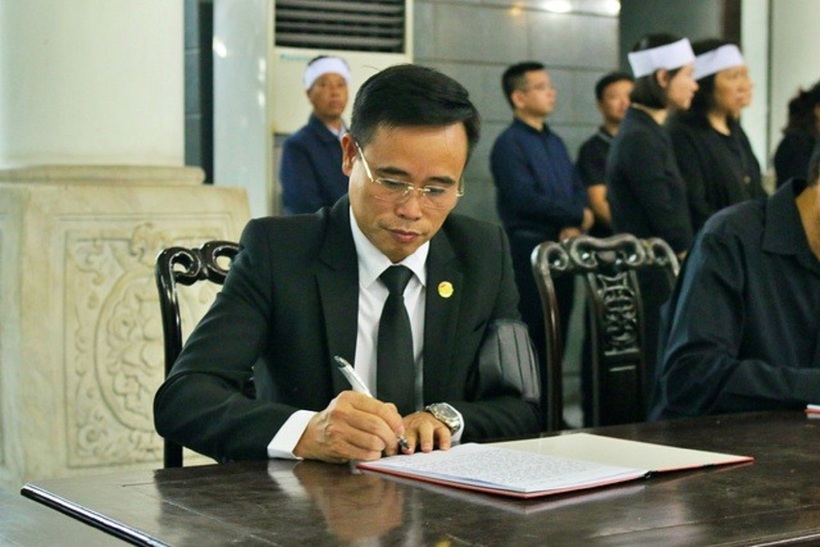 Luật gia Trần Đức Long - Phó Chủ tịch Hội Luật gia Việt Nam xúc động ghi sổ tang tiễn đồng chí Phạm Quốc Anh.