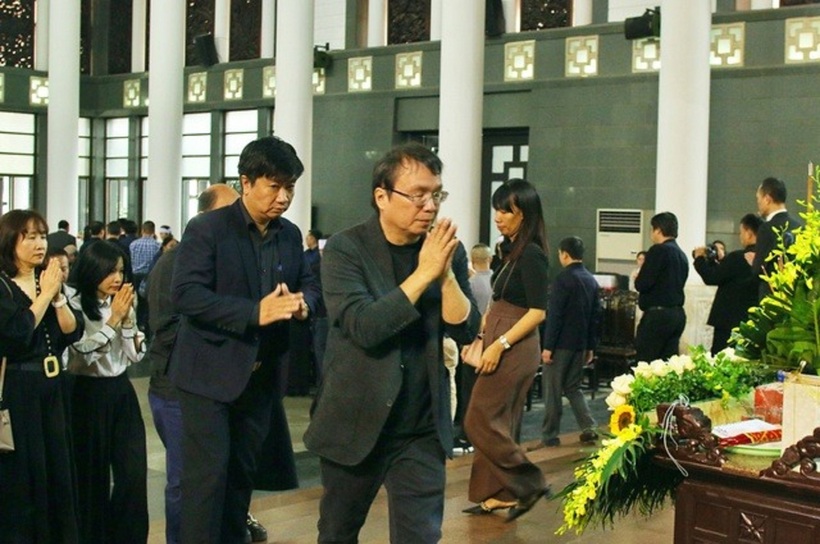 Đồng chí Nguyễn Tiến Thanh - Chủ tịch Hội đồng thành viên, Tổng giám đốc Nhà xuất bản Giáo dục Việt Nam dự lễ viếng đồng chí Phạm Quốc Anh.