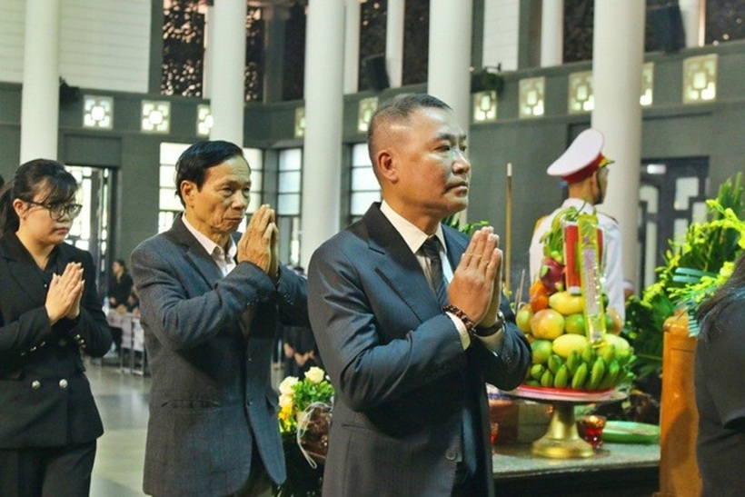 Đồng chí Phạm Quốc Huy - Tổng biên tập Tạp chí Đời sống và Pháp luật tiếc thương đồng chí Phạm Quốc Anh.