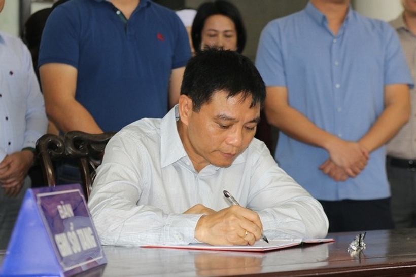 Đồng chí Nguyễn Văn Thắng - Bộ trưởng Bộ GTVT xúc động ghi sổ tang.