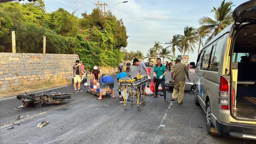 Cận cảnh hiện trường tan hoang vụ tai nạn ở Phan Thiết, 2 du khách nước ngoài tử vong. Ảnh: Pháp luật TP.HCM