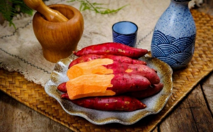 Khoai lang là một nguồn carbohydrate chất lượng cao, cung cấp năng lượng dồi dào cho cơ thể.
