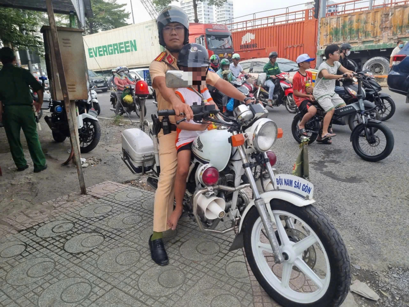 CSGT TP.HCM tìm người thân của bé trai không có khả năng nghe, nói. Ảnh: Thanh Niên