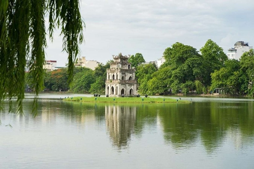 Hồ Gươm không chỉ là một thắng cảnh đẹp mà còn gắn liền với truyền thuyết lịch sử về vua Lê Lợi trả gươm thần cho Rùa Vàng. Ảnh minh họa