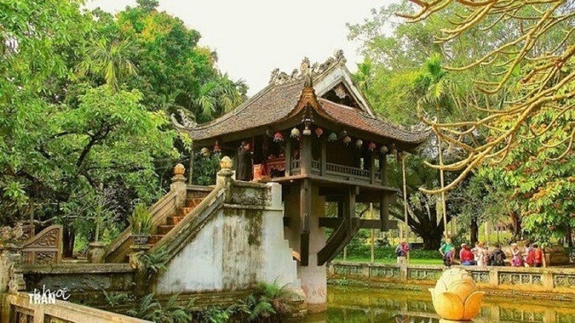 Chùa Một Cột được xây dựng từ thời nhà Lý, với điểm nhấn là ngôi chùa nhỏ được đặt trên một cột đá lớn giữa hồ nước, tạo nên hình ảnh tựa như một đóa sen vươn lên. Ảnh minh họa
