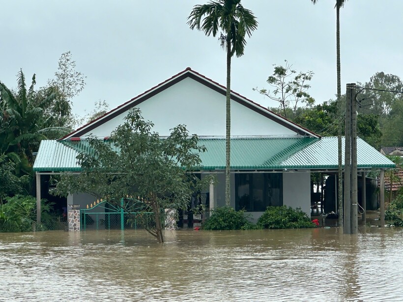 Quảng Ngãi: Nước lũ lên nhanh, nhiều nhà dân ngập trong biển nước - 5