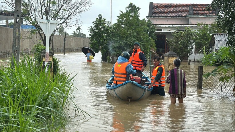 Quảng Ngãi: Nước lũ lên nhanh, nhiều nhà dân ngập trong biển nước - 2