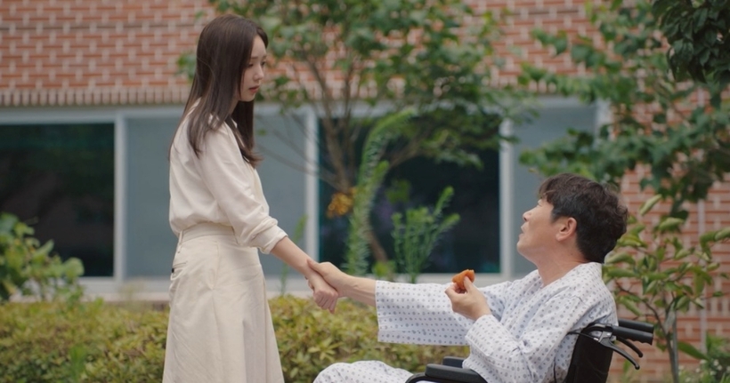 Hong Hee Joo đến thăm cha trong viện dưỡng lão.