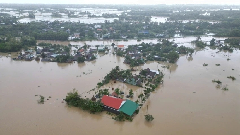 Nước lũ lên nhanh gây ngập sâu ở phường Phổ Minh, thị xã Đức Phổ, tỉnh Quảng Ngãi. Ảnh: Pháp luật TP.HCM