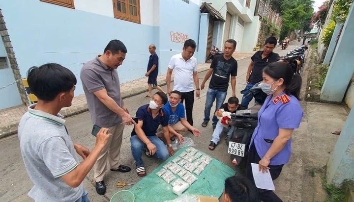 Công an bắt giữ ma túy do đối tượng Chu Minh Ngọc Thắng vận chuyển. Ảnh: VTC News