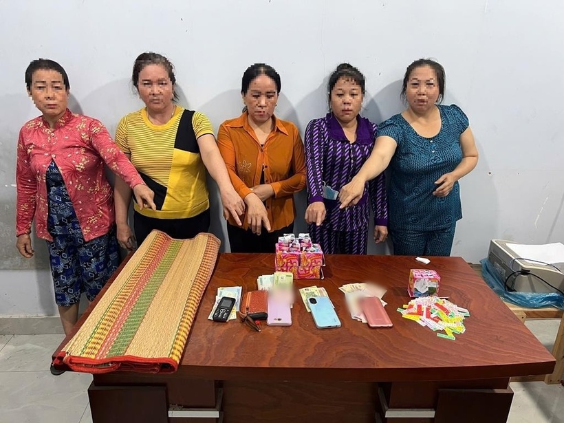 Các "quý bà" bị bắt quả tang đánh bạc. Ảnh: Công an tỉnh Đồng Nai