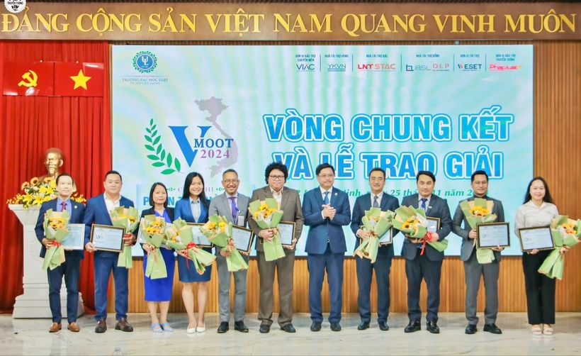 Ban tổ chức chụp hình lưu niệm cùng các đội đạt giải trong cuộc thi.
