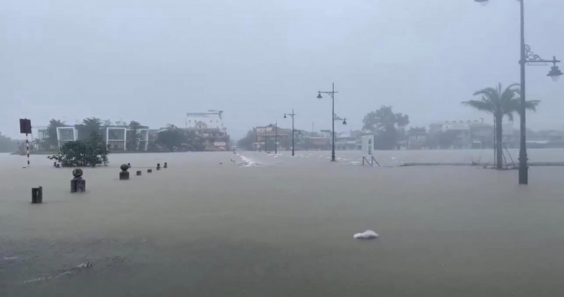 Nước lũ dâng cao và chảy siết chia cắt tuyến đường cầu Đập Đá (Đoạn nối phường Phú Hội và phường Vỹ Dạ)