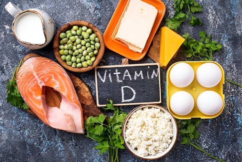 Cơ thể cần vitamin D để hấp thụ canxi hiệu quả. Nguồn vitamin D tự nhiên bao gồm cá hồi, cá thu, lòng đỏ trứng và ánh nắng mặt trời. Phụ nữ có thể cân nhắc sử dụng các sản phẩm bổ sung vitamin D nếu cần.