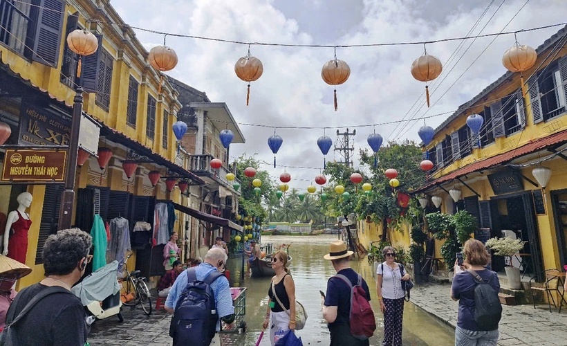 Những trận lụt này cũng dần trở thành "đặc sản" riêng của phố cổ, thu hút nhiều du khách đến trải nghiệm du lịch mùa nước lũ bằng cách đi thuyền ngắm nhà cổ.