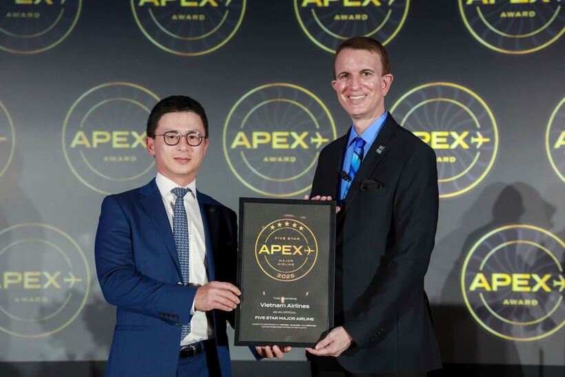 Ông Hà Minh Quang, Trưởng chi nhánh Vietnam Airlinestại Mỹ đại diện nhận danh hiệu từ APEX