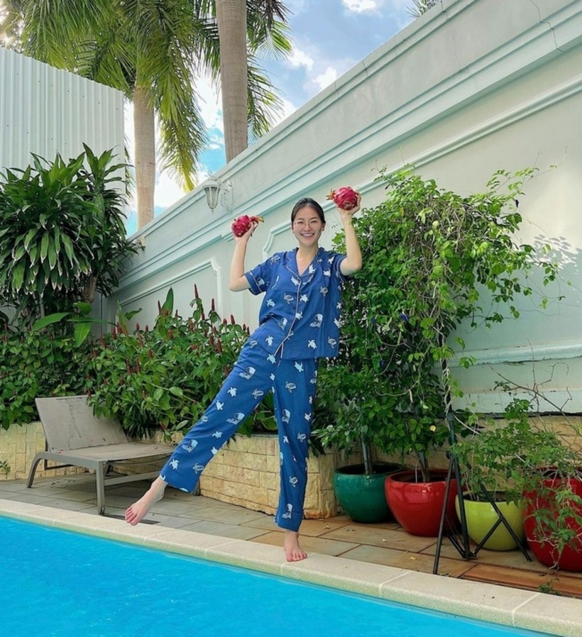 Khuôn viên biệt thự thiết kế một hồ bơi to và đặt nhiều bàn ghế xung quanh. Đây là nơi mà Hoa hậu Phương Khánh thường chụp ảnh, thêu và tập thể thao hoặc đọc sách.