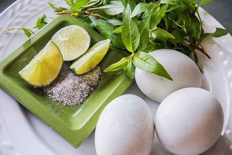 Trứng vịt lộn là món ăn khoái khẩu của nhiều người Việt, đặc biệt trong những ngày se lạnh.