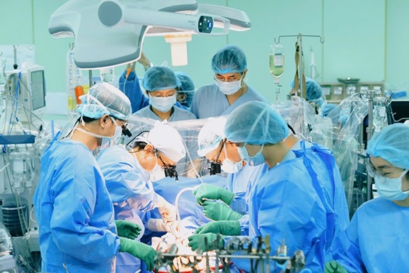 Các bác sĩ nhanh chóng tiến hành tiếp nhận tạng hiến từ người bệnh.