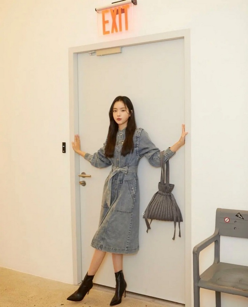 Váy midi denim sẽ mang đến sự năng động và thoải mái. Ảnh minh họa: VTC News