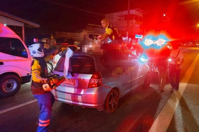 Cơ quan chức năng đưa thi thể nạn nhân xuống khỏi nóc xe. Ảnh: Thaiger