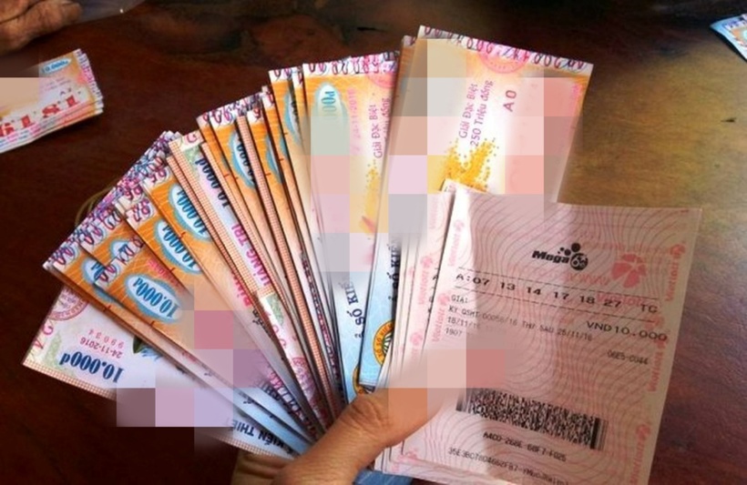 Người đàn ông nghèo mưu sinh bằng nghề bán vé số bất ngờ trúng số. Ảnh minh họa