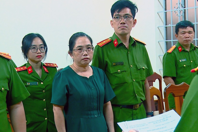 Bà Nguyễn Thị Hồng Sâm nghe đọc quyết định khởi tố, bắt tạm giam. Ảnh: Công an tỉnh Khánh Hòa