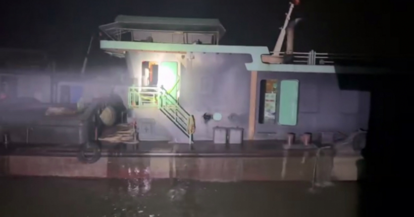 Phát hiện lực lượng chức năng, một số đối tượng trên phương tiện tàu hút đã tháo chạy.