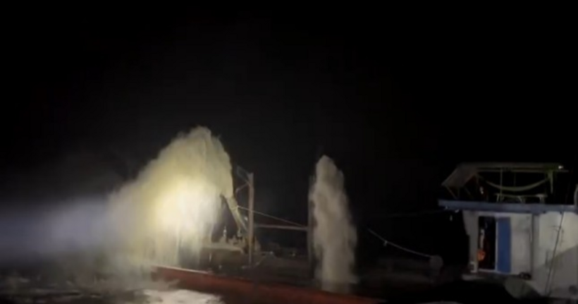 Thời điểm kiểm tra, tàu hút cát trái phép đang hoạt động trên sông Hồng.